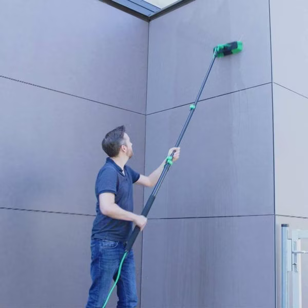 Hammersmith AquaClean Deluxe - телескопическая водяная щётка 2-в-1 с аксессуарами Hammersmith AquaClean Deluxe - телескопическая водяная щётка 2-в-1 с аксессуарами