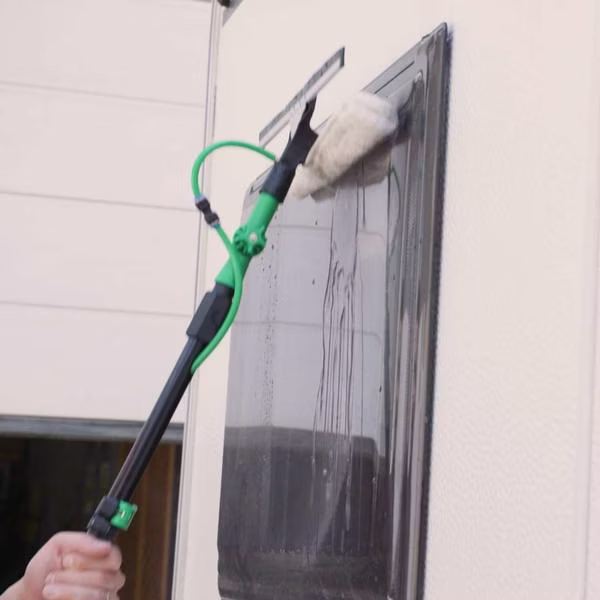 Hammersmith AquaClean Deluxe - телескопическая водяная щётка 2-в-1 с аксессуарами Hammersmith AquaClean Deluxe - телескопическая водяная щётка 2-в-1 с аксессуарами